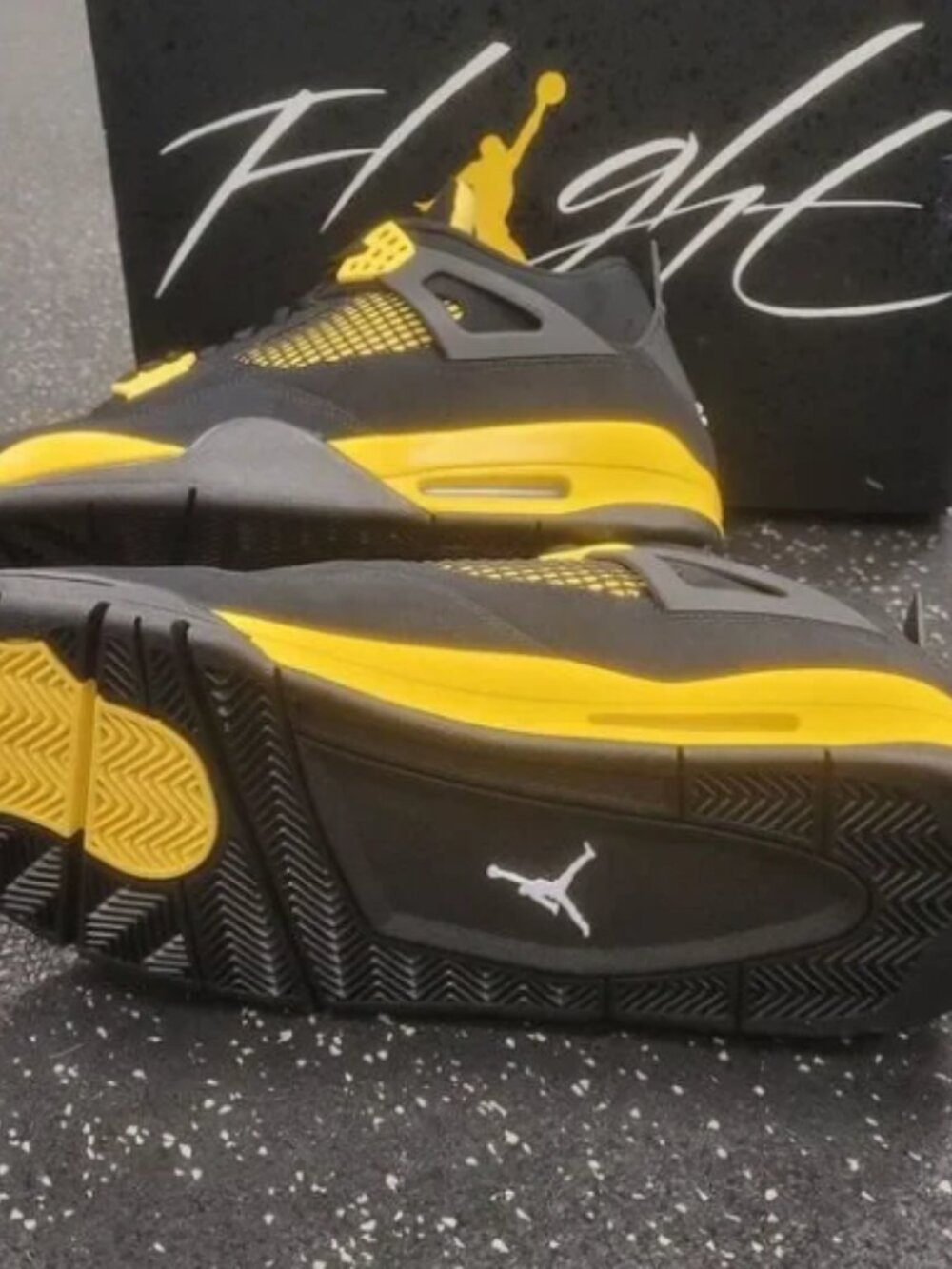 Nike Air Jordan 4 Retro Thunder 2023 - Picture 3 of 8